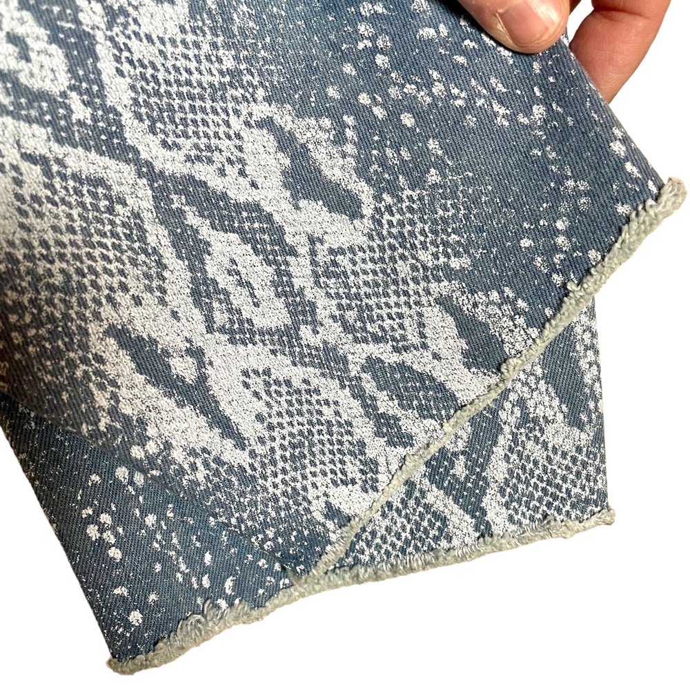 Jennifer Lopez NWT Snake Skin Blue Denim Pants Skinny Crop High Rise Size 4 - Picture 3 of 11